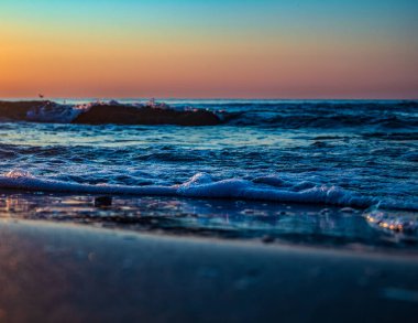 Deniz kıyısında gün doğumu