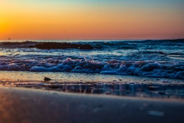 Sahilde güzel bir gün batımı.