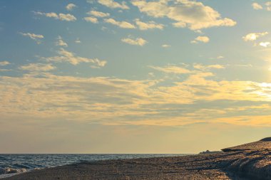 Sahilde güzel bir gün batımı