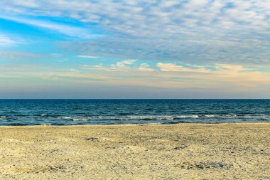 Baltık deniz kıyısı, mavi gökyüzü olan güzel bir sahil..