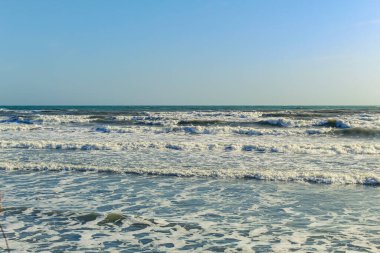 Gün batımında sahilde bir adam