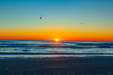 Denizin üzerinde güzel bir gün batımı