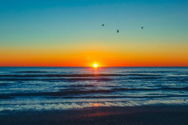 Denizin üzerinde güzel bir gün batımı