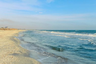 Deniz ve dalgalı kumlu bir sahil. Güzel deniz manzarası. seyahat kavramı