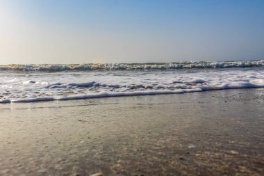 Sahildeki deniz dalgaları