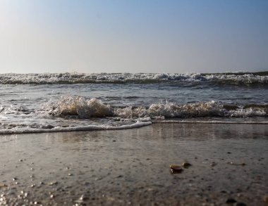Sahilde deniz dalgası.