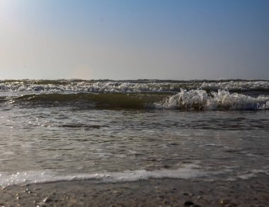 Sahildeki deniz dalgaları. yaz tatili.