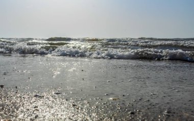 Kumlu sahilde deniz dalgası