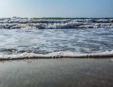 Dalgalar ve kumlar deniz kıyısında