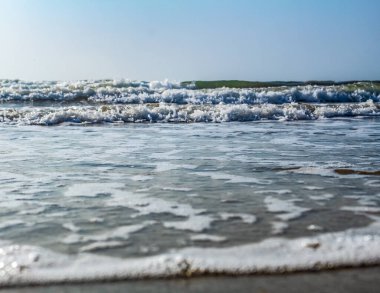 Dalgalar sahile çarpıyor.