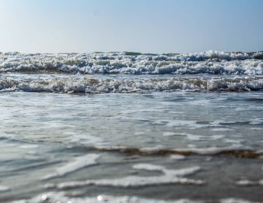 kumlu sahilde dalgalar deniz