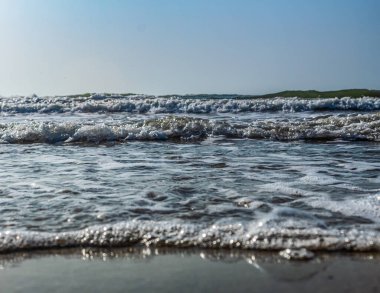 Sahildeki deniz dalgaları