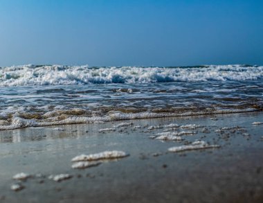 Denizde beyaz köpük