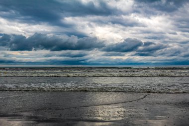 Bulutlu gökyüzü ile dramatik fırtınalı deniz