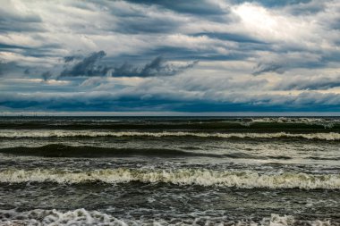 Denizin üzerinde fırtına bulutları
