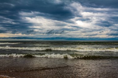 Denizin üzerinde fırtına bulutları