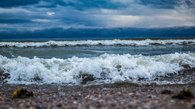 Fırtına bulutları ve deniz dalgaları