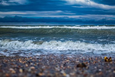 Sahilde deniz dalgaları ve köpük