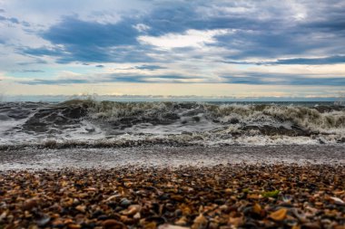 Gün batımında sahilde dalgalar