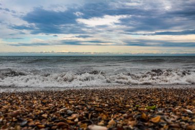 Kumsalda fırtınalı deniz dalgaları
