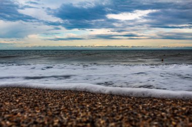Kumlu sahilde deniz dalgası. deniz manzarası arkaplanı.