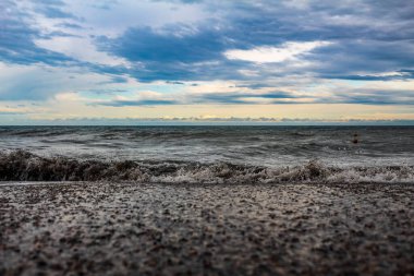 Sahilde güzel deniz dalgaları.