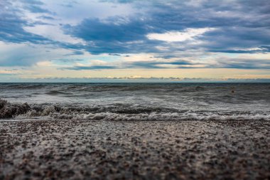 Dalgalı ve bulutlu güzel deniz manzarası.