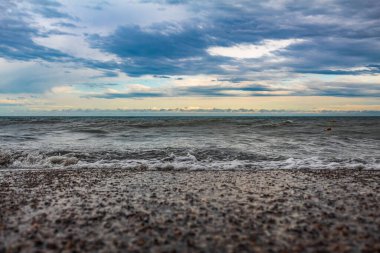 Gün batımında deniz dalgaları ve kayalar
