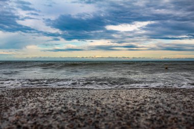 Deniz kıyısında fırtına.