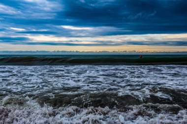 Deniz kıyısında dalgalar. Fırtına. Dalgalar görünür durumda. Denizde dalgalar.