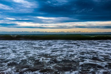 Kara sahildeki deniz fırtınası