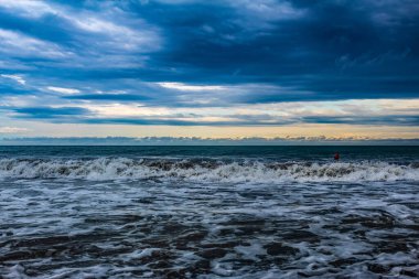 Karadeniz kıyısında deniz fırtınası.