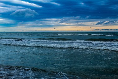 Denizin üzerinde güzel bir gün batımı. doğa arkaplanı.