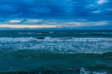 Mavi gökyüzünde deniz dalgaları
