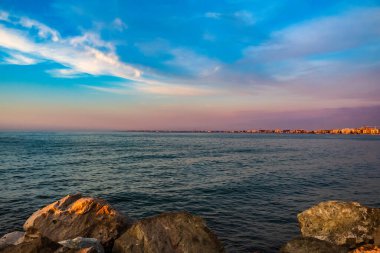 Güneşli bir yaz gününde güzel deniz manzarası