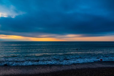 Deniz kıyısında gün batımı