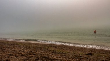 Güneş bir denizde yansıyor.