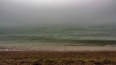 Sahilde dalgaları olan güzel bir deniz manzarası