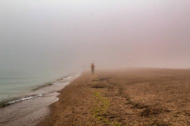 Kırmızı ceketli bir adam ve siyah şapkalı bir adam.