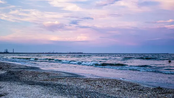 Denizin üzerinde güzel bir gün batımı