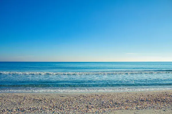 Güzel deniz ve mavi gökyüzü beyaz bulutlarla.