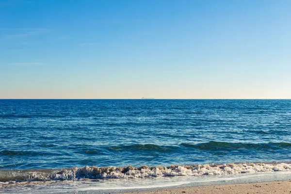 Deniz dalgaları ve mavi deniz.