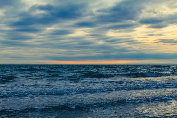 Denizde dramatik gün batımı.