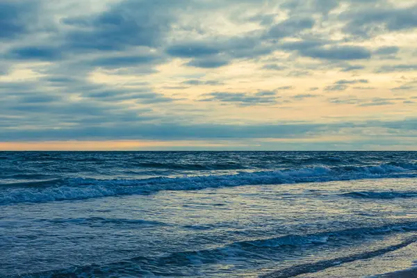 Sahilde güzel bir gün batımı