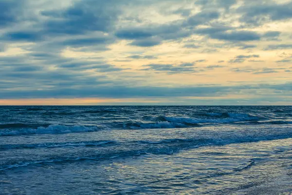 Akşamları dalgalı deniz kumsalı