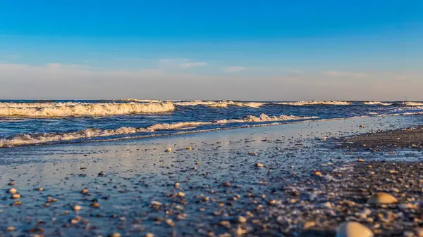 Deniz plajı ve akşamları dalgalar.