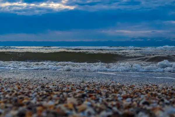 Sabahları dalgalar deniz