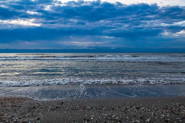 Denizde gün doğumu dalgalarla