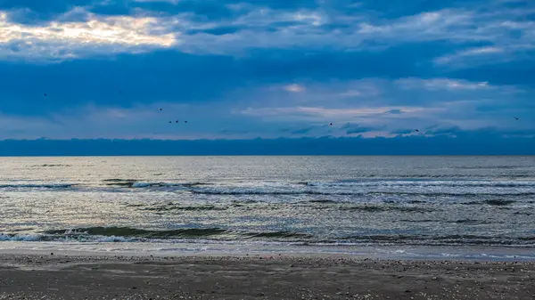 Denizin üzerinde güzel bir gün batımı