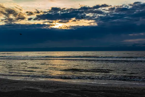 Gün batımlı ve bulutlu güzel deniz manzarası.